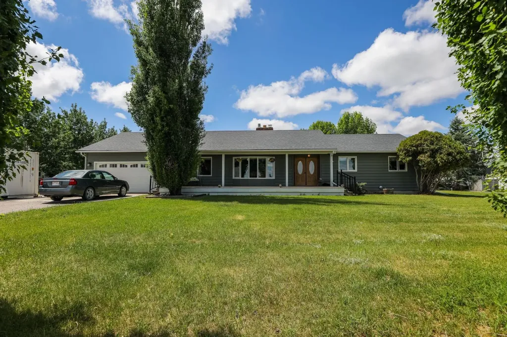 54 N 4 Street E Magrath AB T0K 1J0