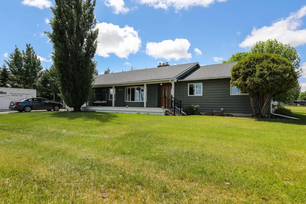 54 N 4 Street E Magrath AB T0K 1J0