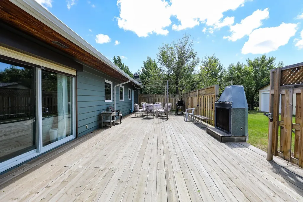 54 N 4 Street E Magrath AB T0K 1J0