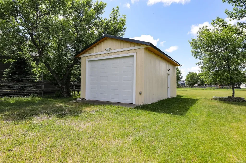 54 N 4 Street E Magrath AB T0K 1J0