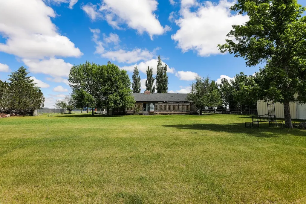 54 N 4 Street E Magrath AB T0K 1J0
