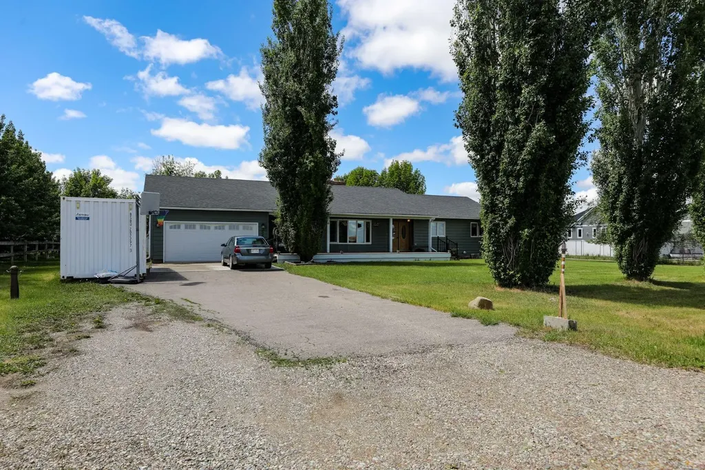 54 N 4 Street E Magrath AB T0K 1J0