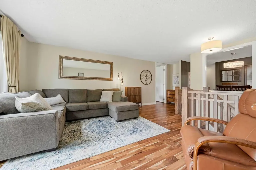 217 Woodvale Bay SW Calgary AB T2W 3L4