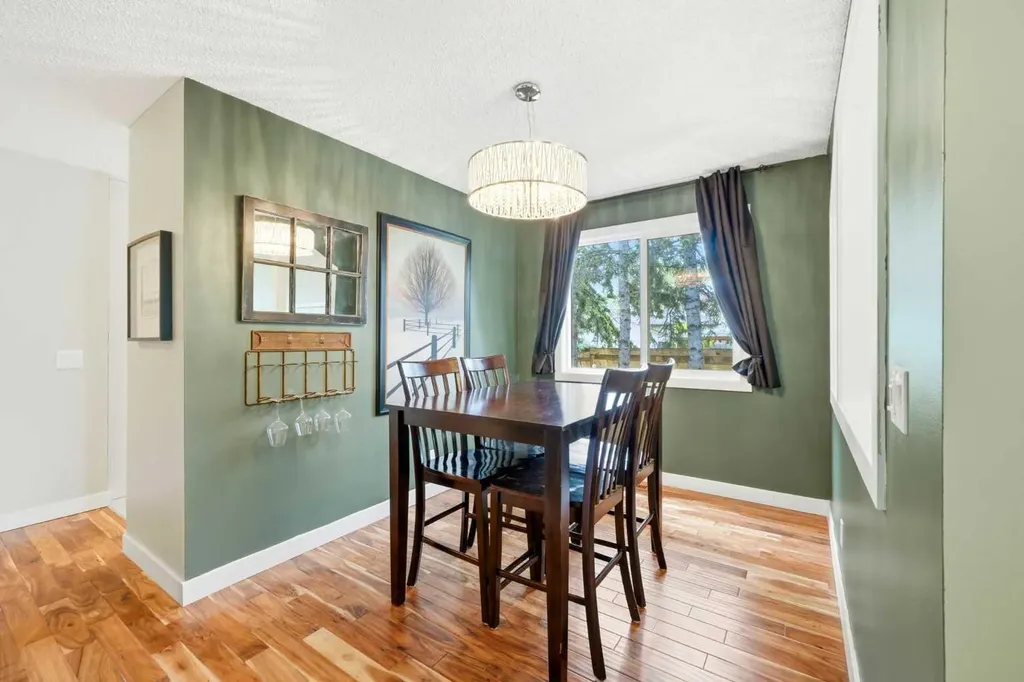 217 Woodvale Bay SW Calgary AB T2W 3L4