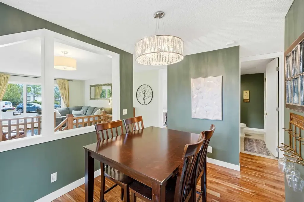 217 Woodvale Bay SW Calgary AB T2W 3L4