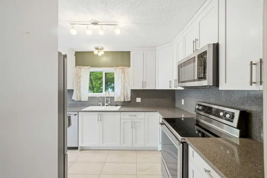 217 Woodvale Bay SW Calgary AB T2W 3L4
