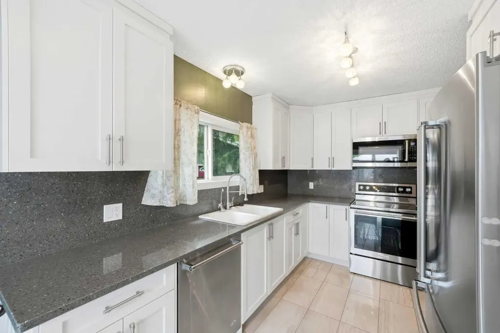 217 Woodvale Bay SW Calgary AB T2W 3L4