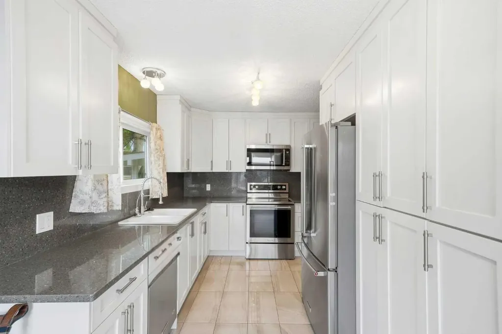 217 Woodvale Bay SW Calgary AB T2W 3L4