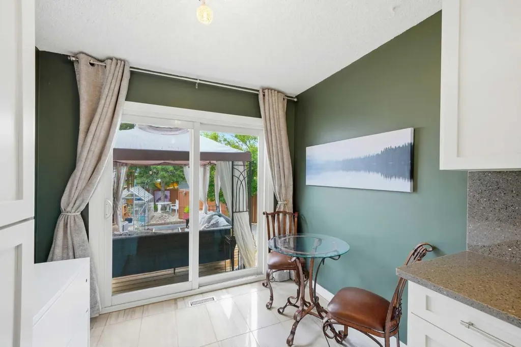 217 Woodvale Bay SW Calgary AB T2W 3L4