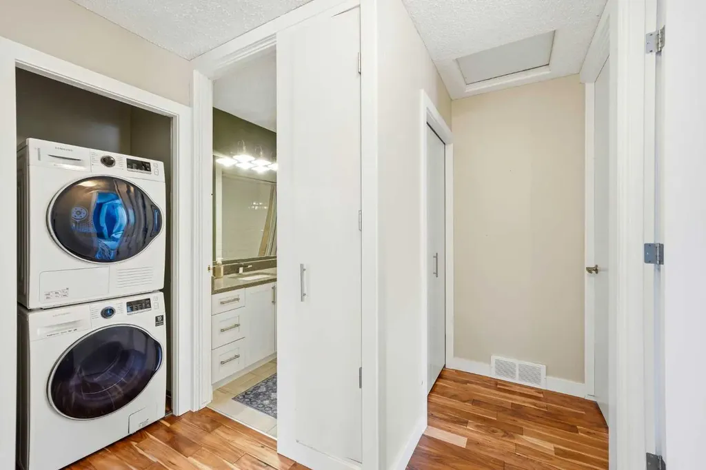 217 Woodvale Bay SW Calgary AB T2W 3L4