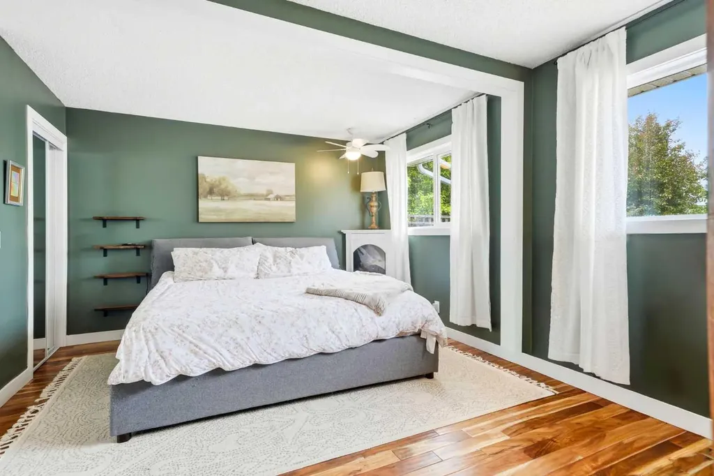 217 Woodvale Bay SW Calgary AB T2W 3L4