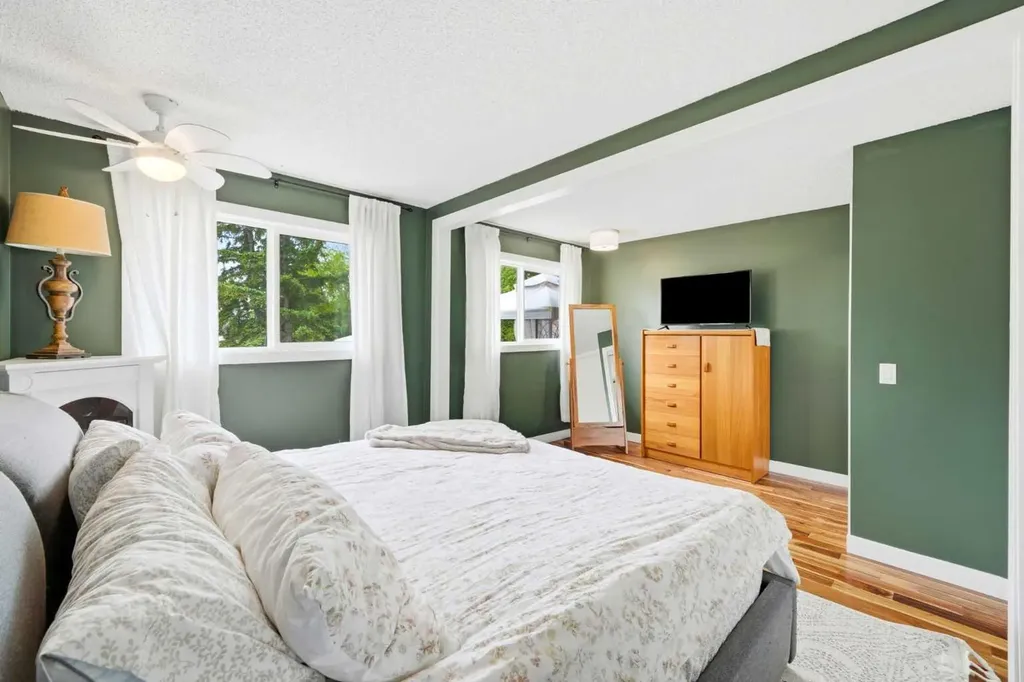 217 Woodvale Bay SW Calgary AB T2W 3L4