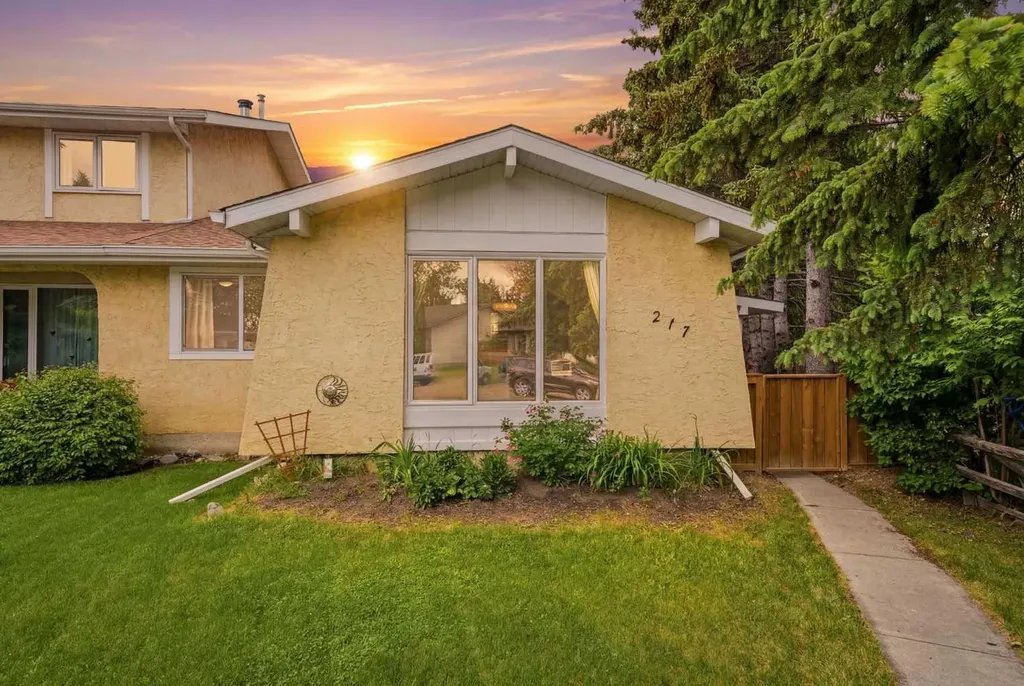 217 Woodvale Bay SW Calgary AB T2W 3L4