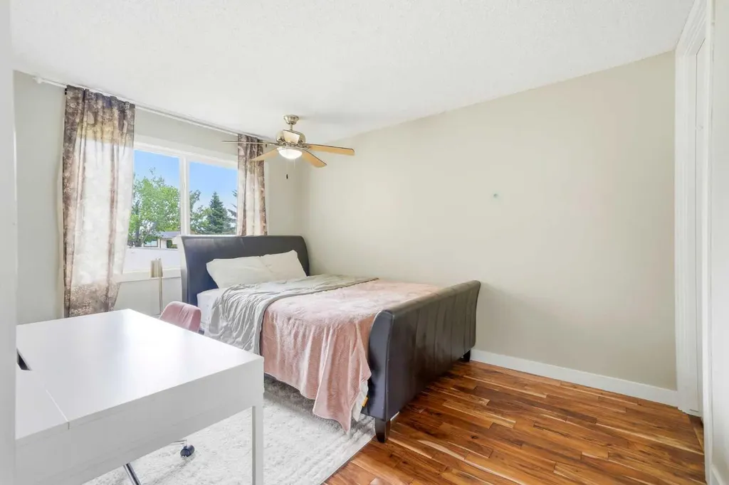217 Woodvale Bay SW Calgary AB T2W 3L4