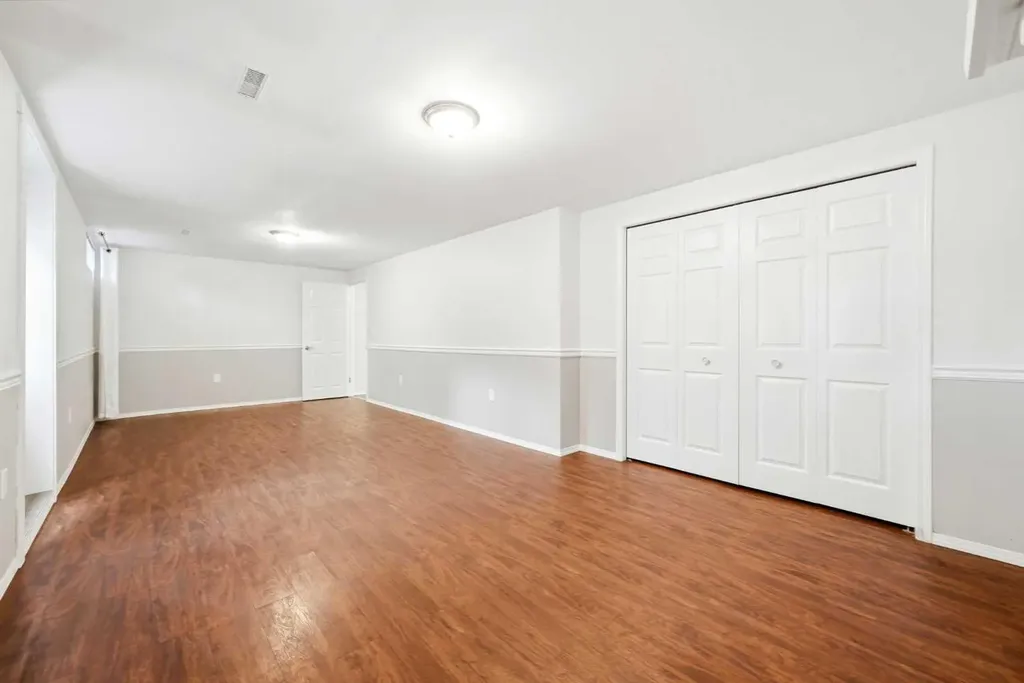 217 Woodvale Bay SW Calgary AB T2W 3L4