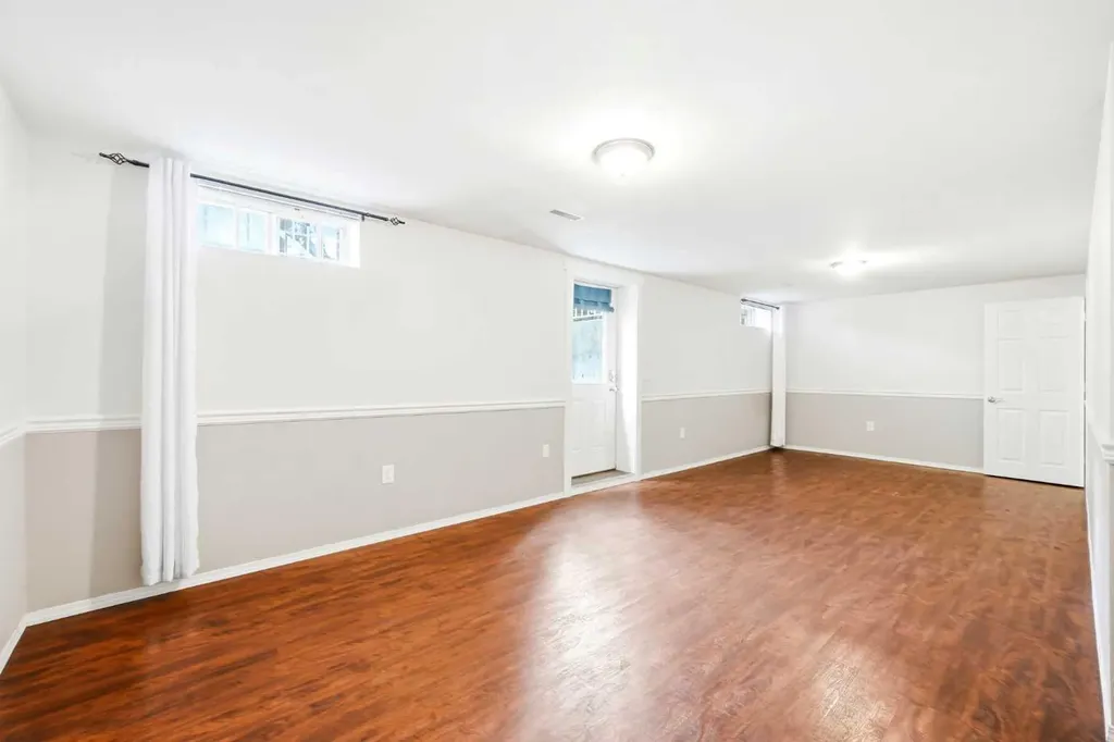 217 Woodvale Bay SW Calgary AB T2W 3L4