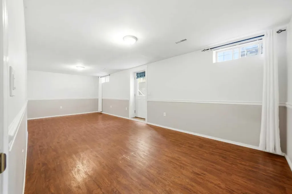 217 Woodvale Bay SW Calgary AB T2W 3L4