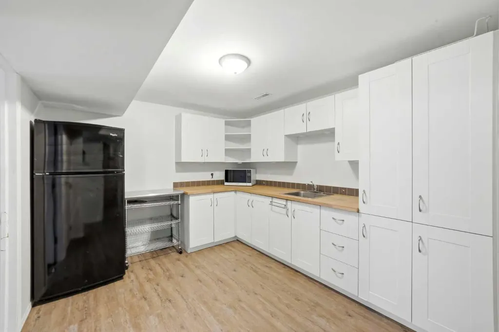 217 Woodvale Bay SW Calgary AB T2W 3L4