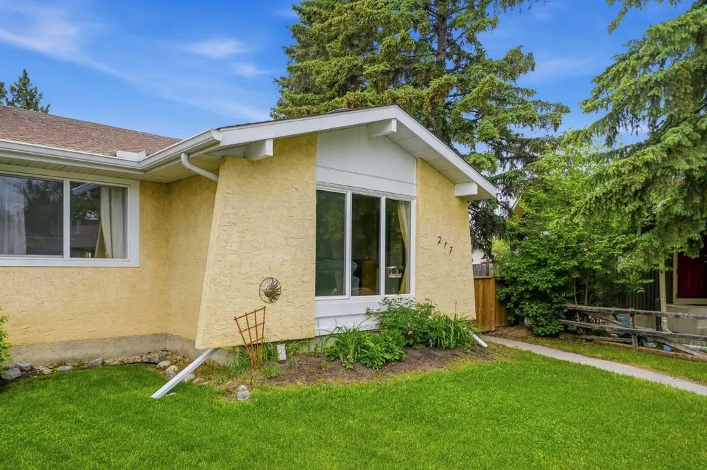 217 Woodvale Bay SW Calgary AB T2W 3L4