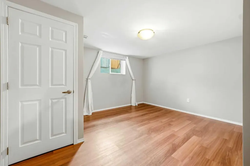 217 Woodvale Bay SW Calgary AB T2W 3L4
