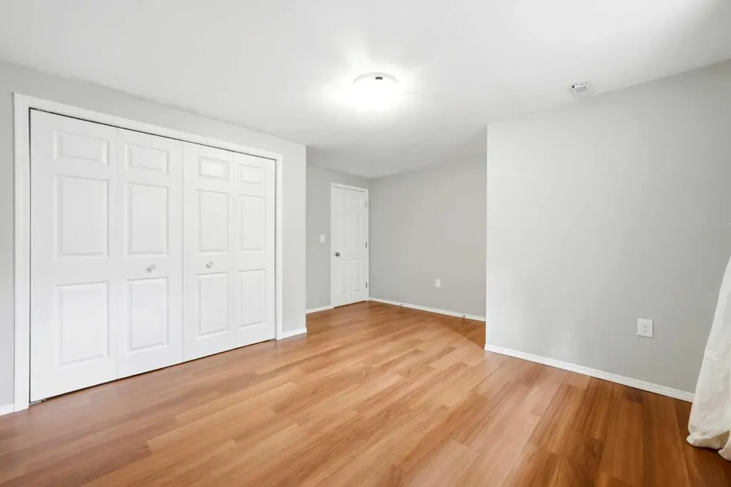 217 Woodvale Bay SW Calgary AB T2W 3L4