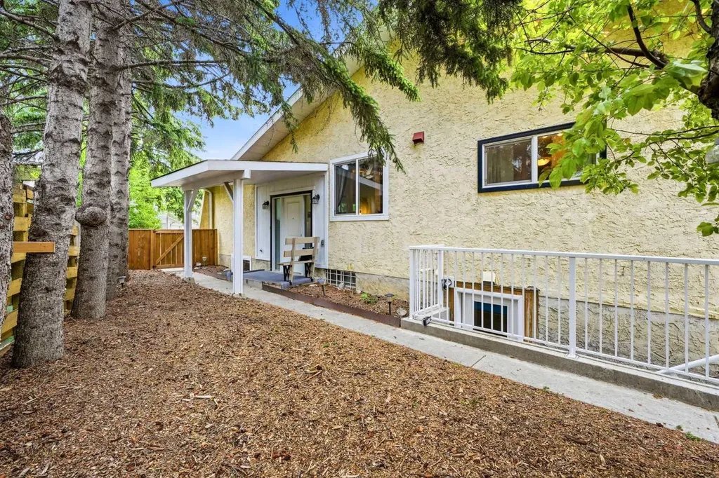 217 Woodvale Bay SW Calgary AB T2W 3L4