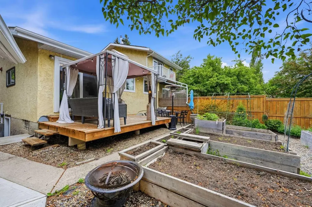 217 Woodvale Bay SW Calgary AB T2W 3L4