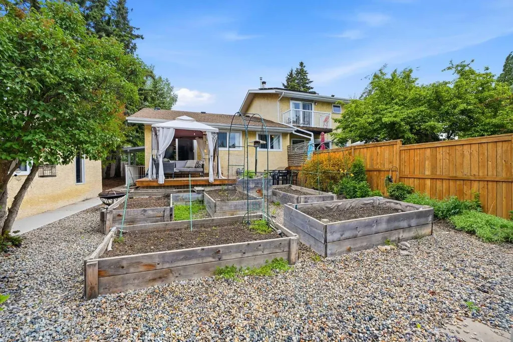 217 Woodvale Bay SW Calgary AB T2W 3L4
