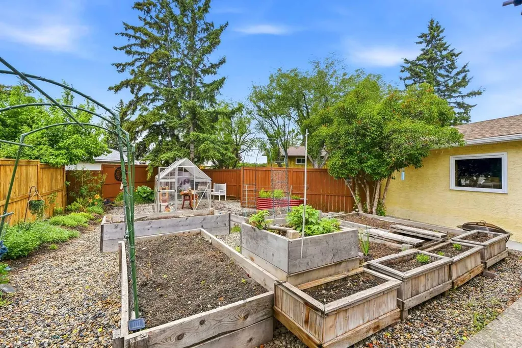 217 Woodvale Bay SW Calgary AB T2W 3L4