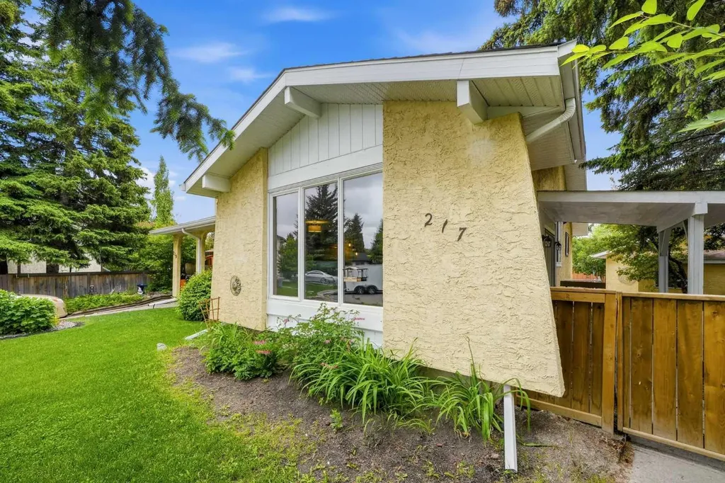 217 Woodvale Bay SW Calgary AB T2W 3L4