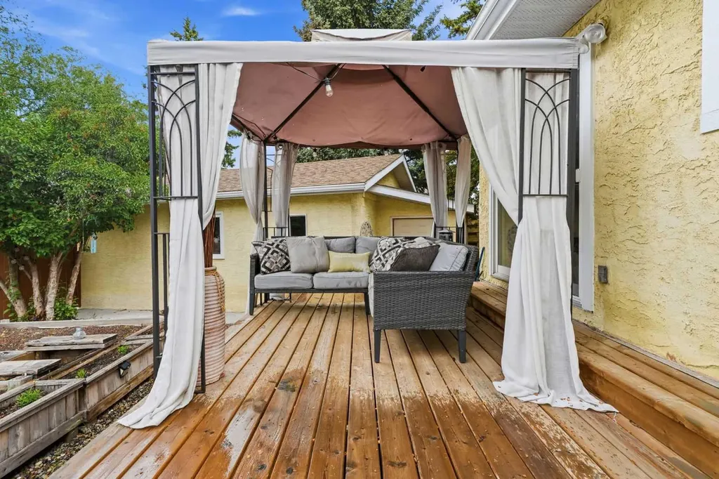217 Woodvale Bay SW Calgary AB T2W 3L4