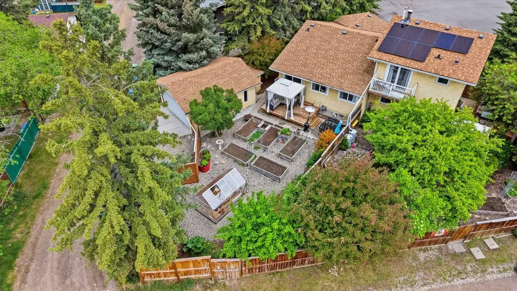 217 Woodvale Bay SW Calgary AB T2W 3L4