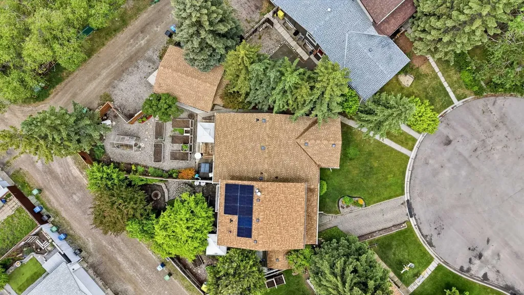 217 Woodvale Bay SW Calgary AB T2W 3L4