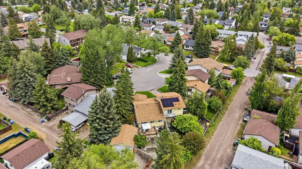217 Woodvale Bay SW Calgary AB T2W 3L4