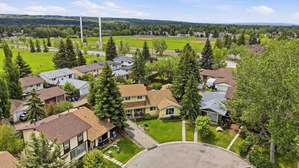 217 Woodvale Bay SW Calgary AB T2W 3L4