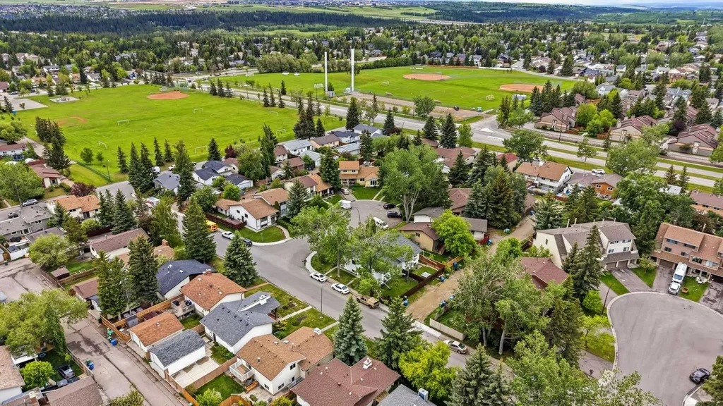 217 Woodvale Bay SW Calgary AB T2W 3L4