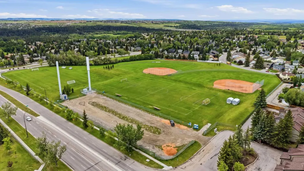 217 Woodvale Bay SW Calgary AB T2W 3L4