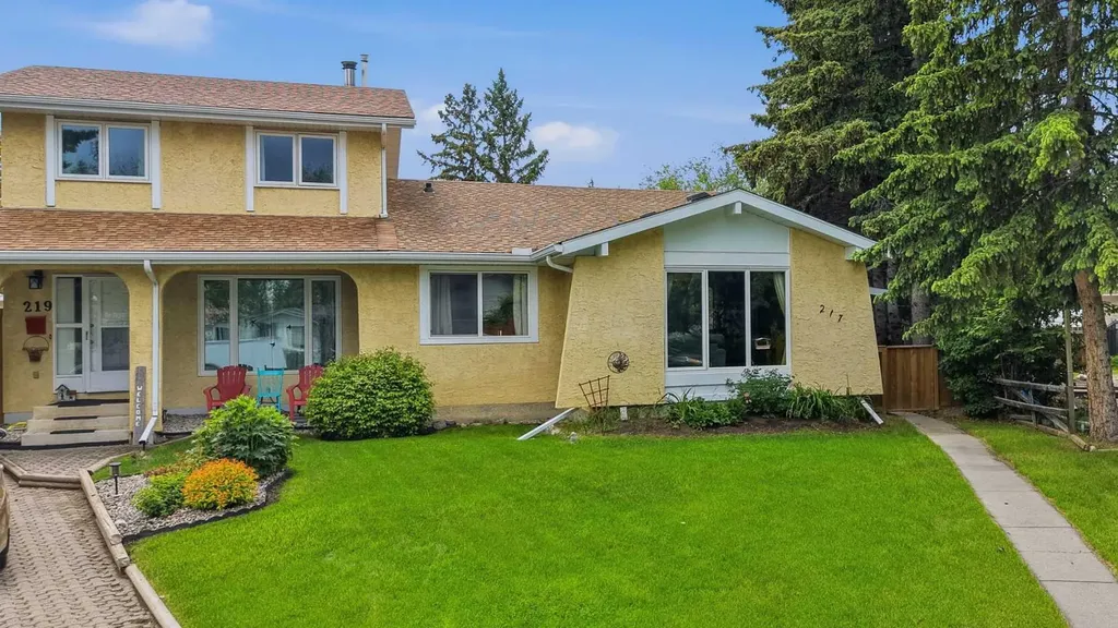 217 Woodvale Bay SW Calgary AB T2W 3L4
