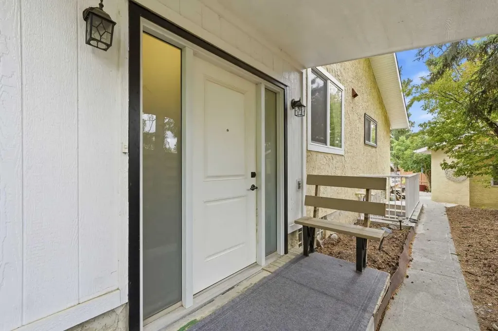 217 Woodvale Bay SW Calgary AB T2W 3L4