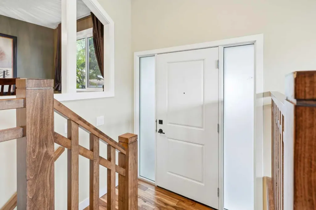 217 Woodvale Bay SW Calgary AB T2W 3L4