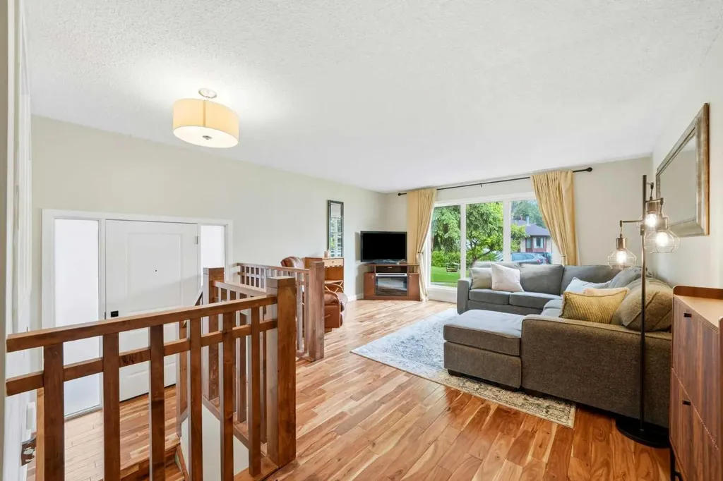 217 Woodvale Bay SW Calgary AB T2W 3L4