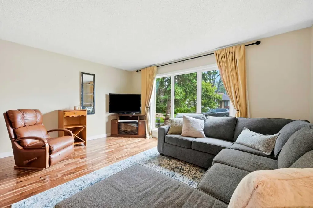 217 Woodvale Bay SW Calgary AB T2W 3L4