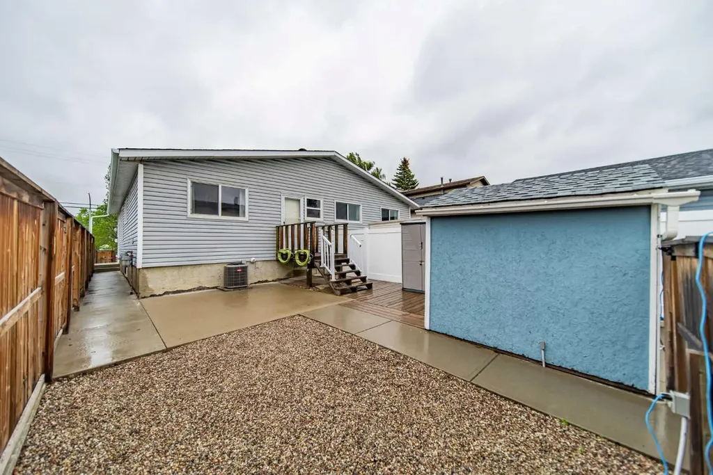 5119 30 Avenue SW Calgary AB T3E 6R2