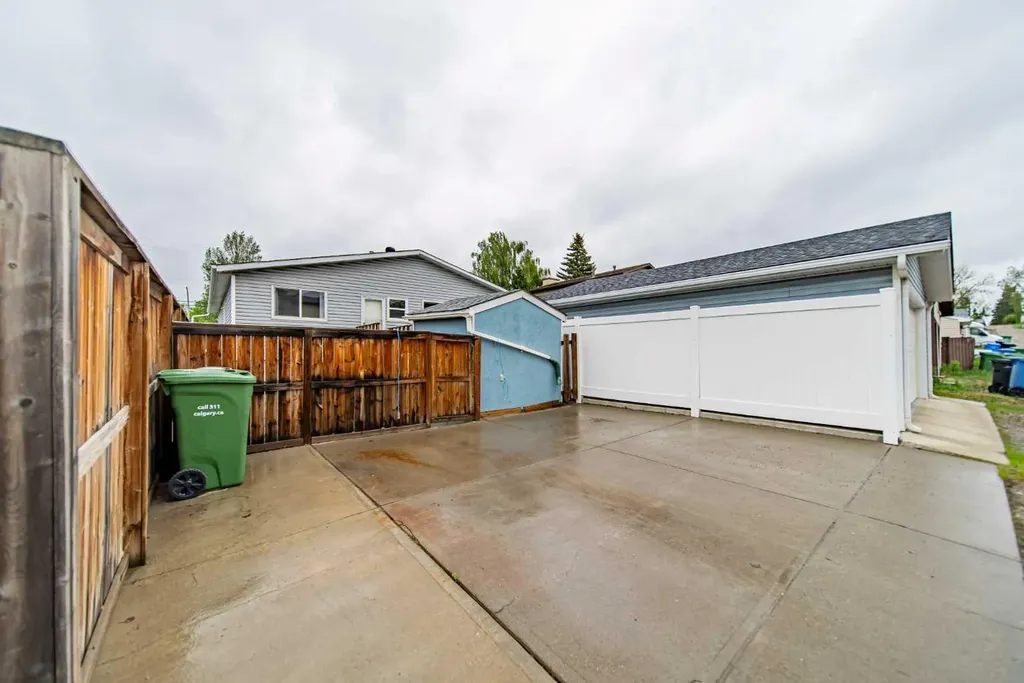 5119 30 Avenue SW Calgary AB T3E 6R2
