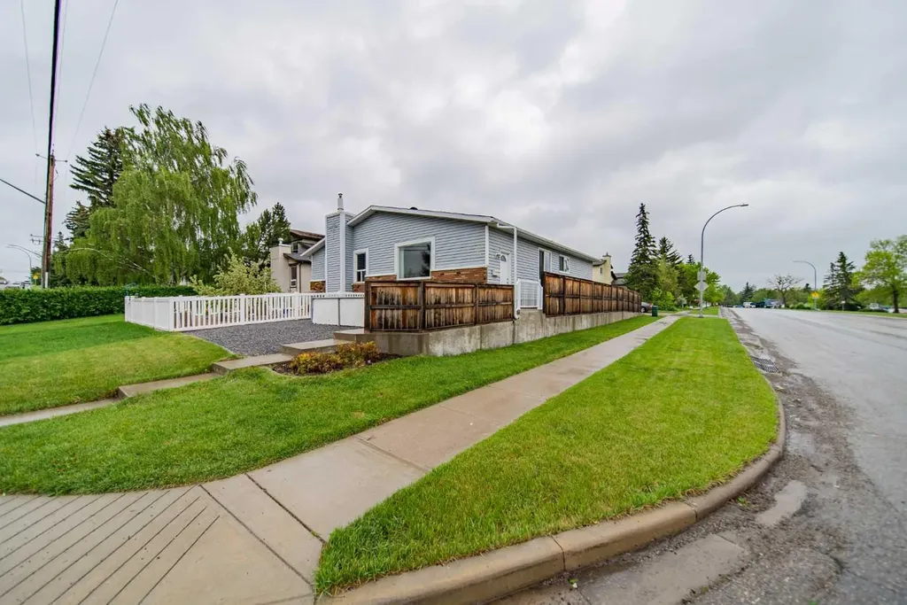 5119 30 Avenue SW Calgary AB T3E 6R2