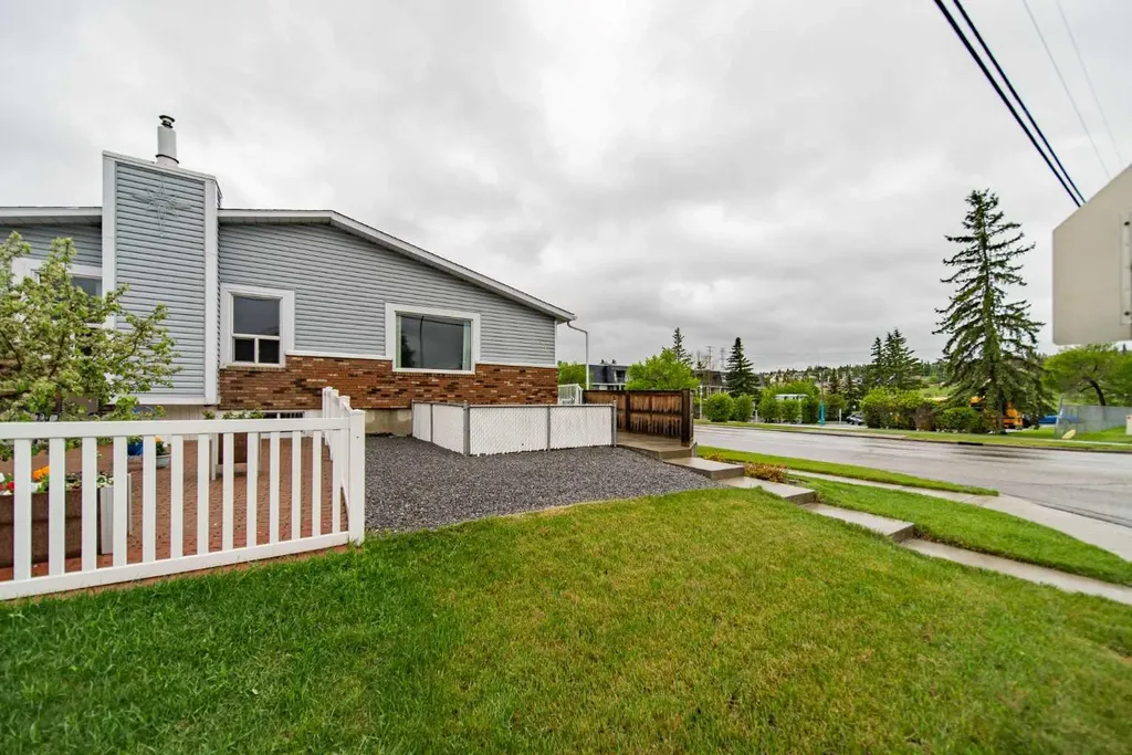 5119 30 Avenue SW Calgary AB T3E 6R2