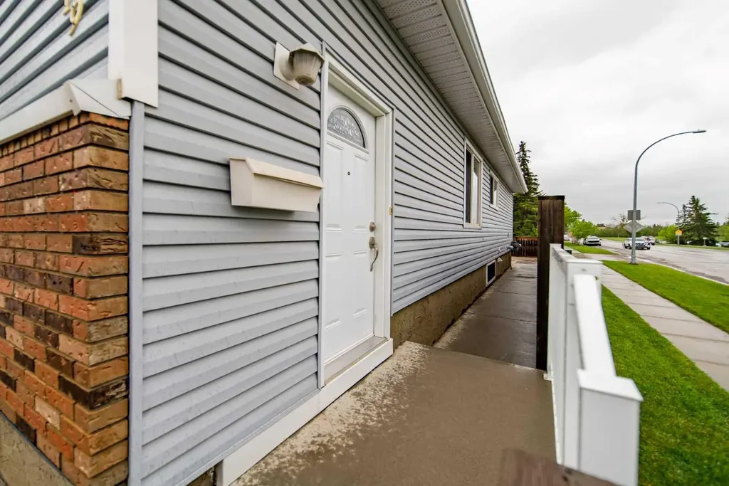 5119 30 Avenue SW Calgary AB T3E 6R2
