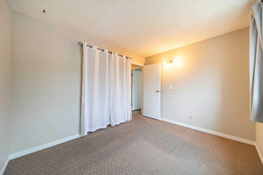 5119 30 Avenue SW Calgary AB T3E 6R2