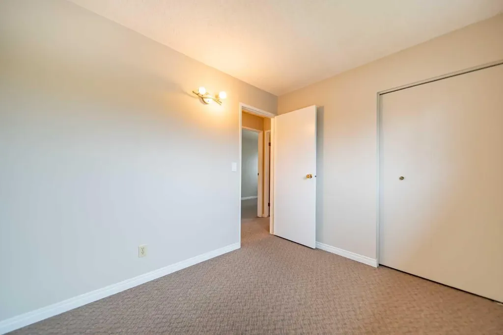 5119 30 Avenue SW Calgary AB T3E 6R2