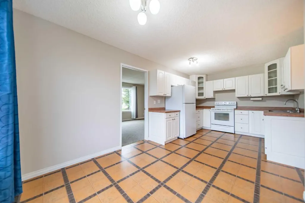 5119 30 Avenue SW Calgary AB T3E 6R2